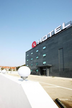  Q Hotel  Паджу